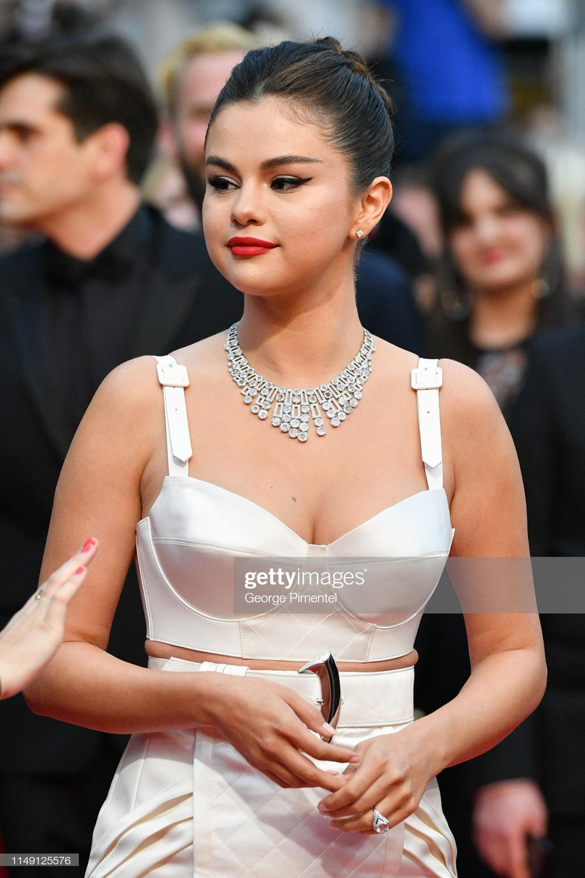 Selena Gomez lộ mỡ thừa, muôn vàn kiểu 'chơi nổi' của sao trên thảm đỏ 'LHP Cannes 2019' ngày 1 Ảnh 2