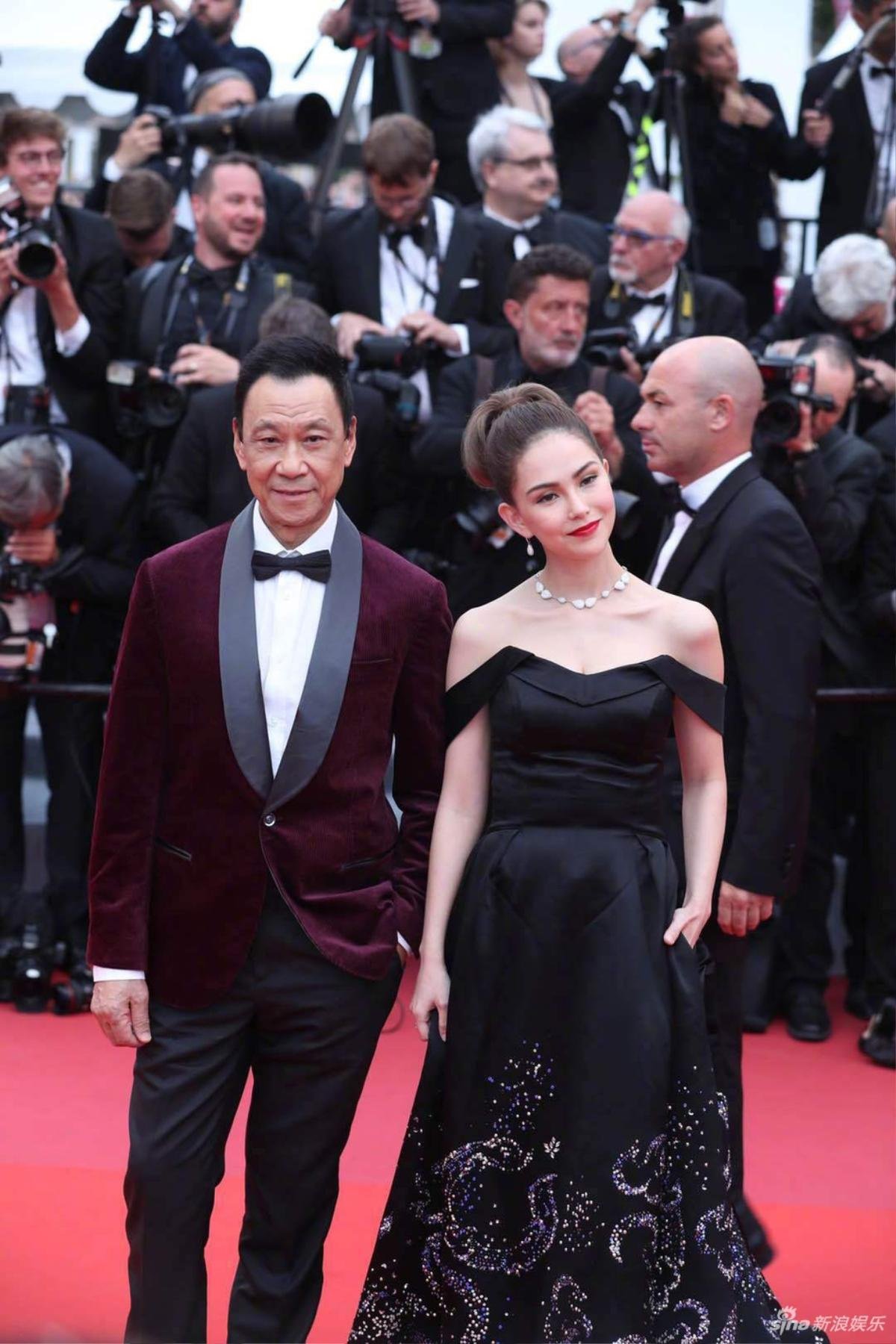 Chồng nhà người ta: Châu Kiệt Luân thuê chuyên cơ chở vợ đến LHP Cannes 2019, chủ tịch giả làm fan đứng từ xa để ngắm Ảnh 6