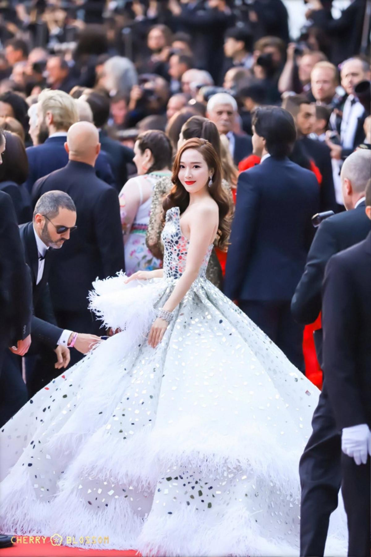 Người nhỏ như cái kẹo mà ham váy khủng, Jessica suýt 'té sấp mặt' tại thảm đỏ Cannes 2019 Ảnh 2