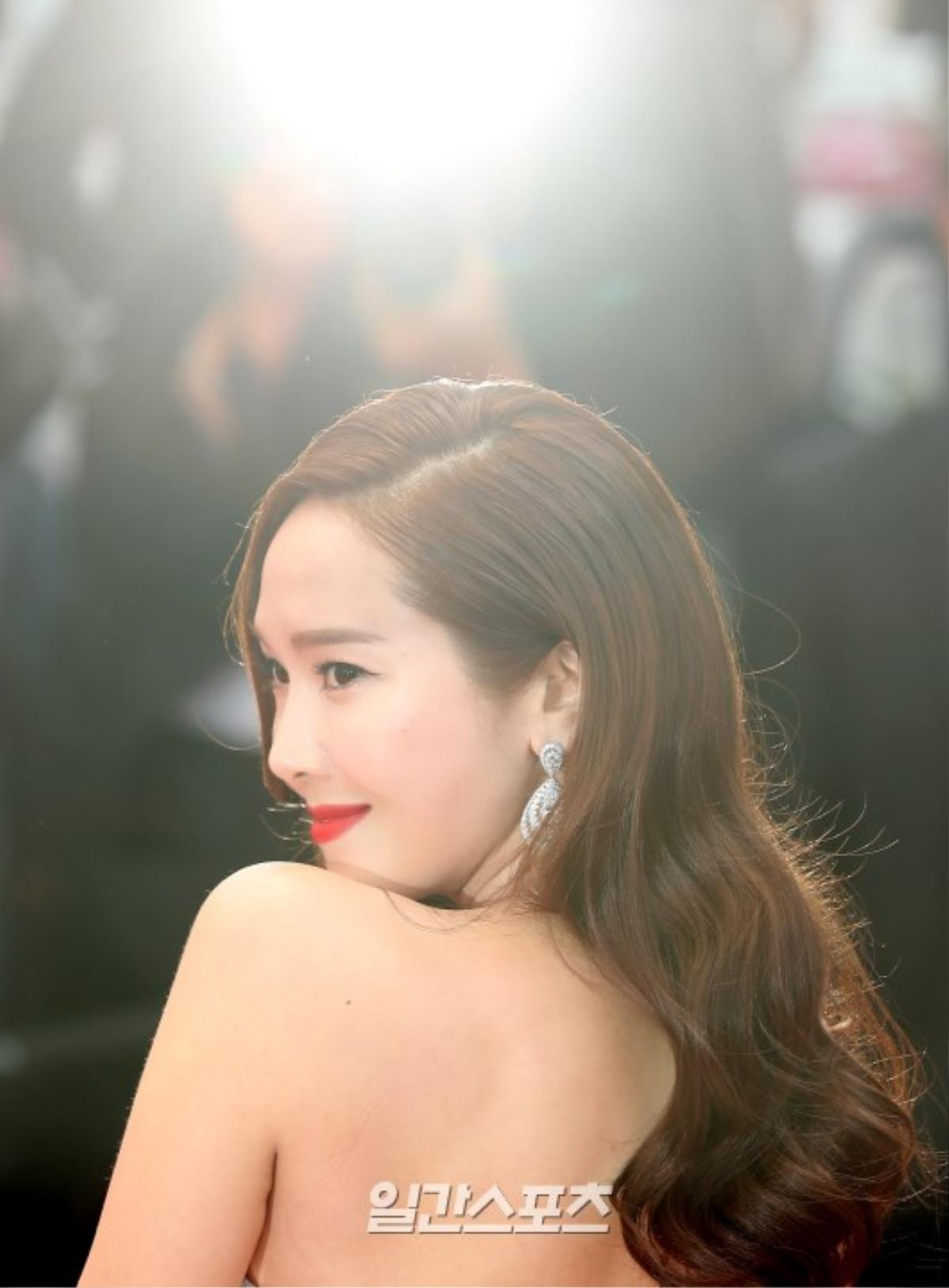 Jessica Jung bị chỉ trích, ném đá dữ dội khi tham dự 'LHP Cannes 2019' Ảnh 8