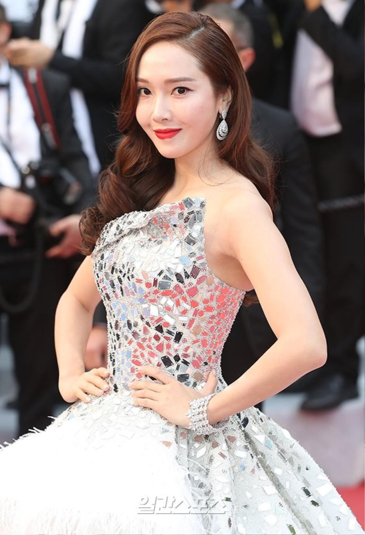 Jessica Jung bị chỉ trích, ném đá dữ dội khi tham dự 'LHP Cannes 2019' Ảnh 1