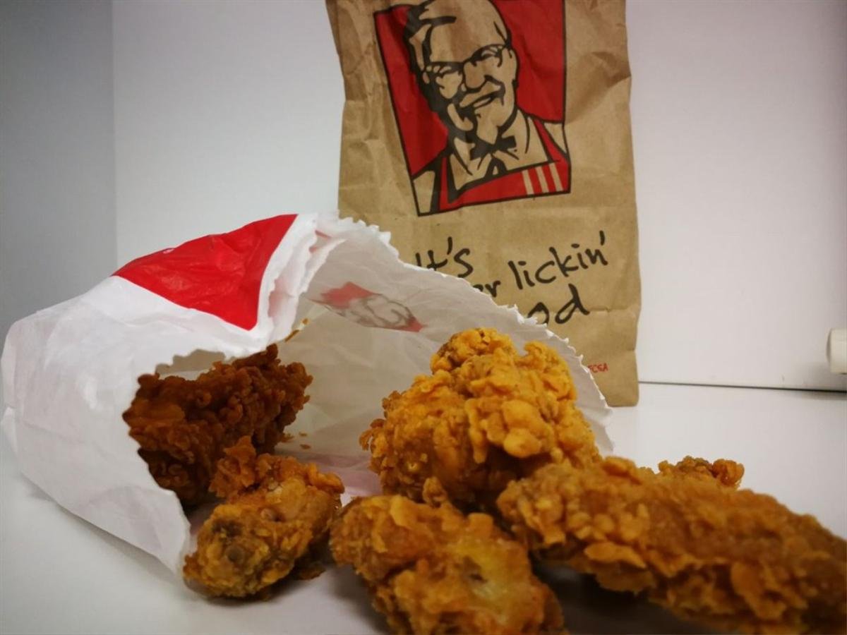 Sinh viên 'chơi lầy', giả danh thanh tra của KFC để tha hồ ăn gà miễn phí trong một năm Ảnh 1