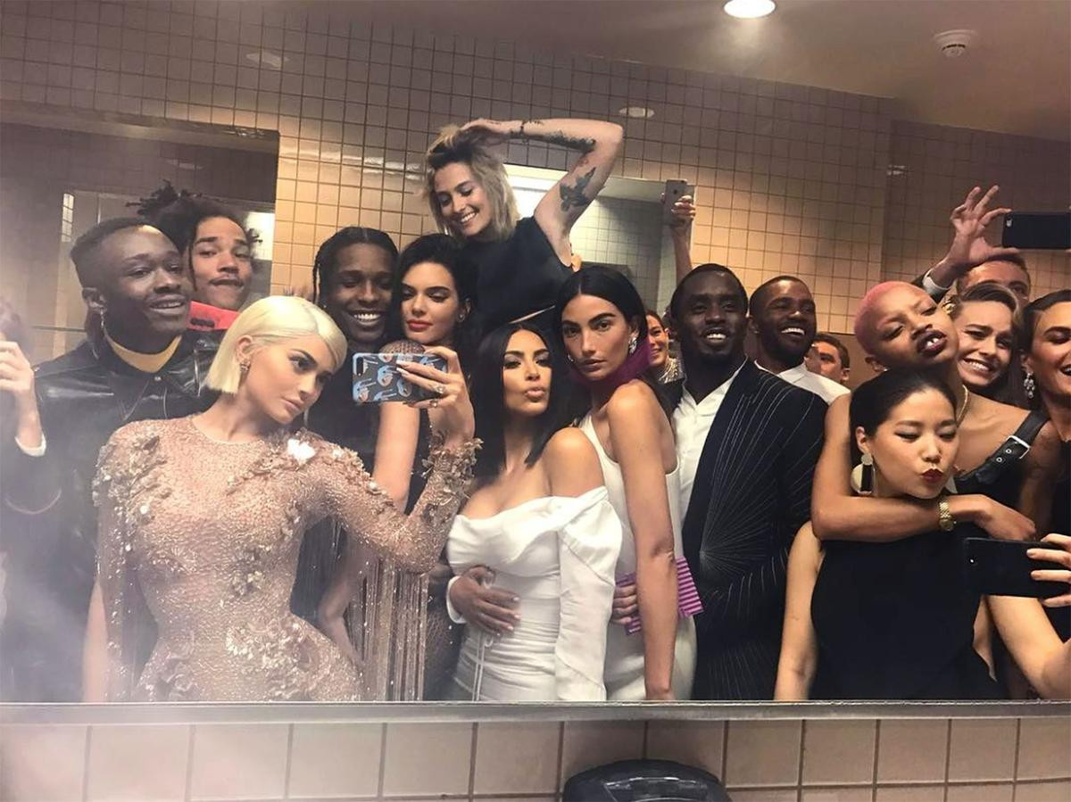 Ăn vận như 'mẫu nghi thiên hạ' tại Cannes - Met Gala, vậy các người đẹp đi toilet ra sao? Ảnh 5