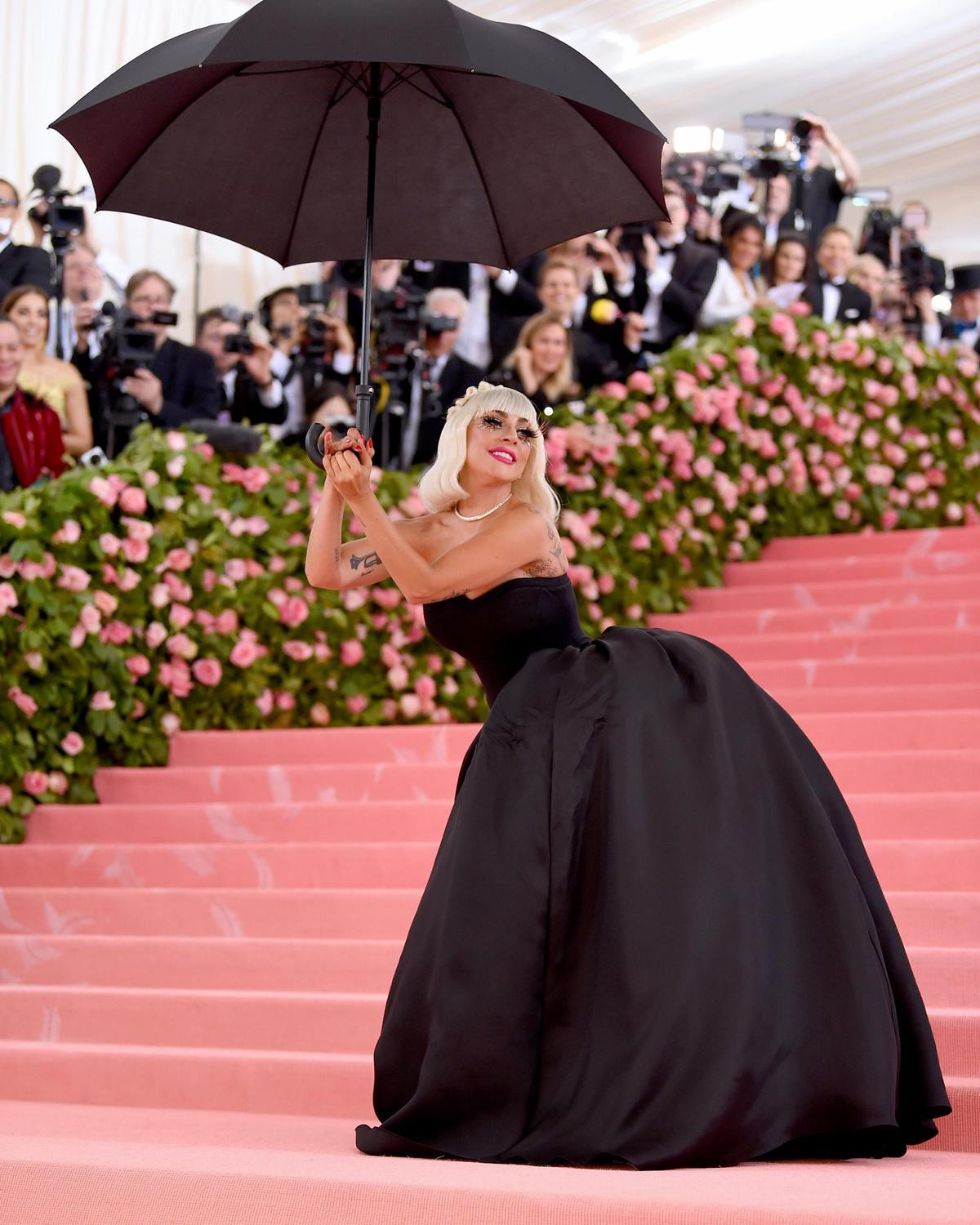 Ăn vận như 'mẫu nghi thiên hạ' tại Cannes - Met Gala, vậy các người đẹp đi toilet ra sao? Ảnh 7