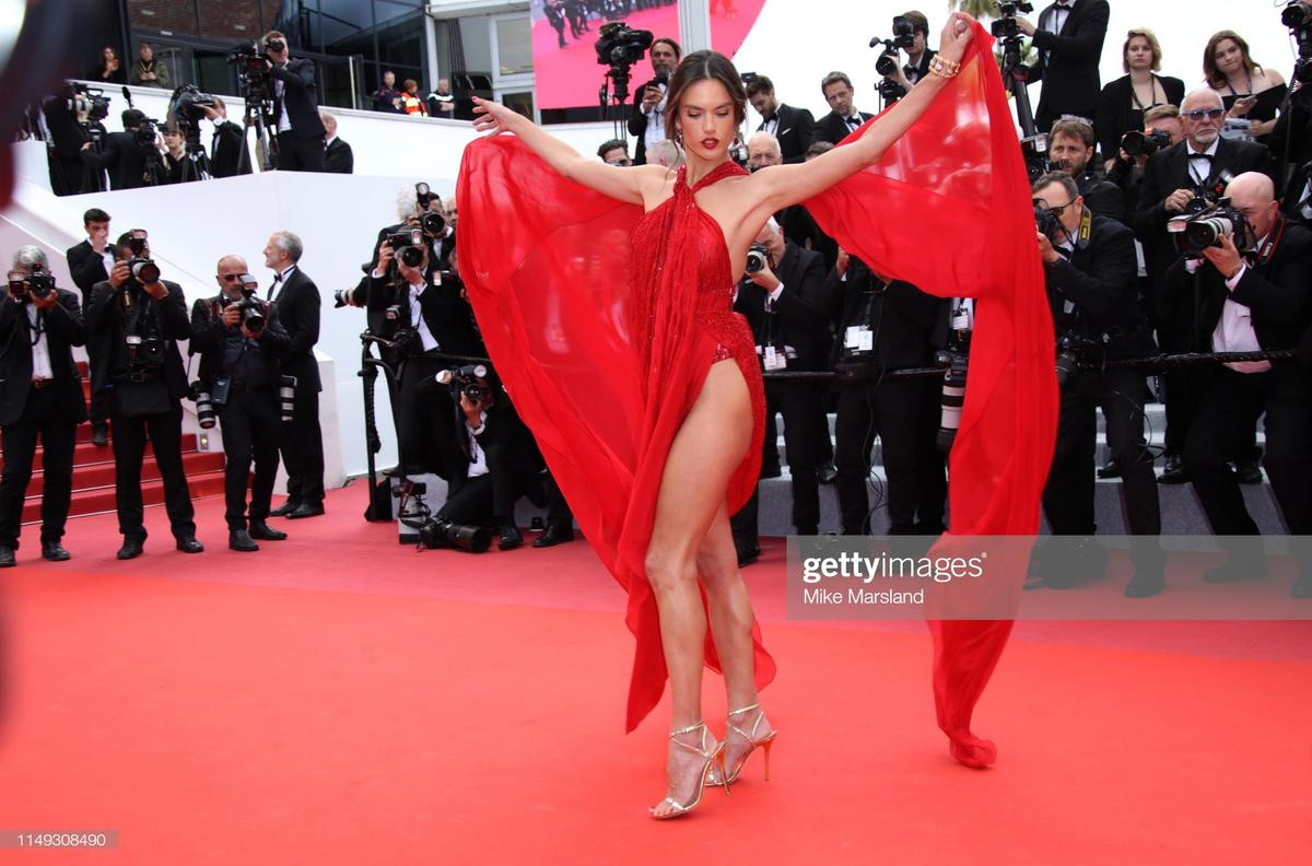 Ngôi sao hàng đầu hở bạo, trang phục kỳ dị và làm lố trên thảm đỏ 'LHP Cannes 2019' ngày 2 Ảnh 2