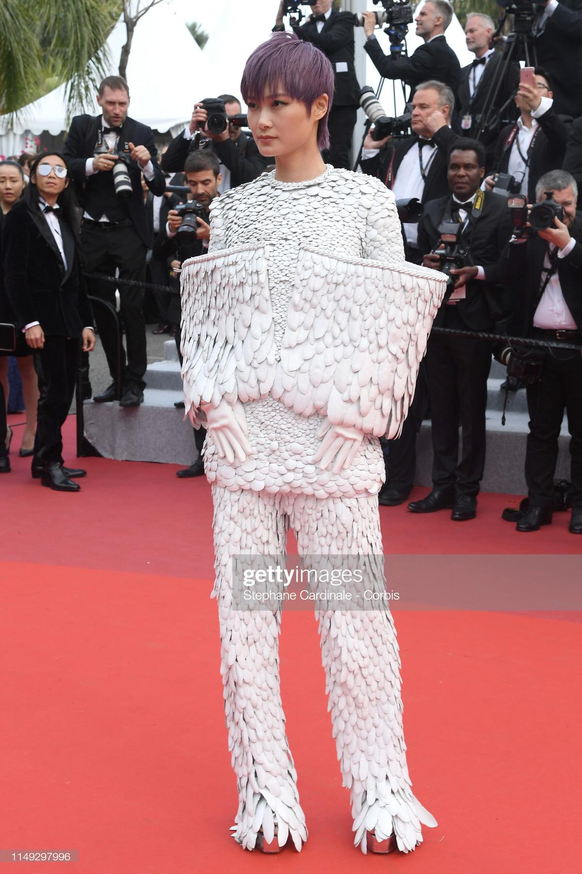 Thảm đỏ 'LHP Cannes 2019' ngày 2: Chompoo Araya lộ nội y, Cảnh Điềm khoe vòng 1 khủng Ảnh 11