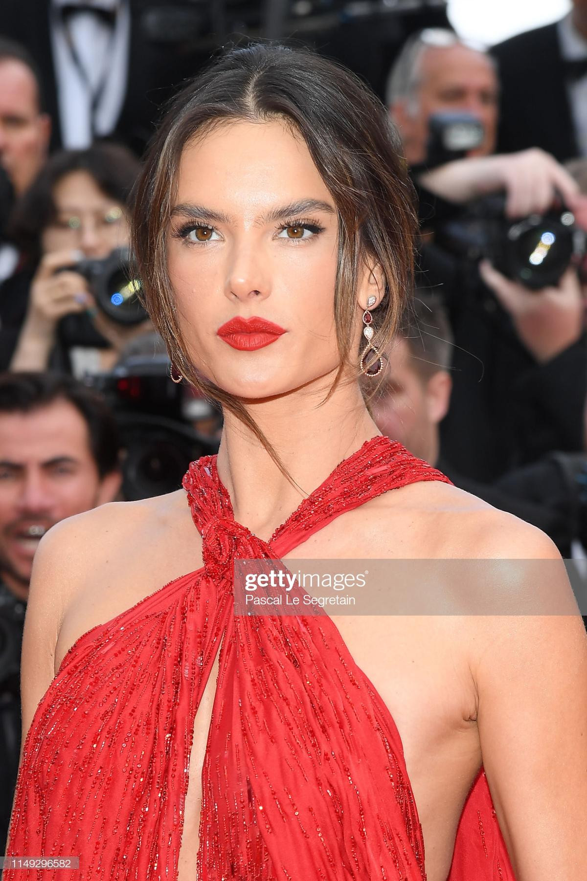 Thảm đỏ LHP Cannes 2019 ngày 2: Alessandra Ambrosio khoe vòng 1 hờ hững, Elle Fanning xinh nhưng liệu có nhạt? Ảnh 1