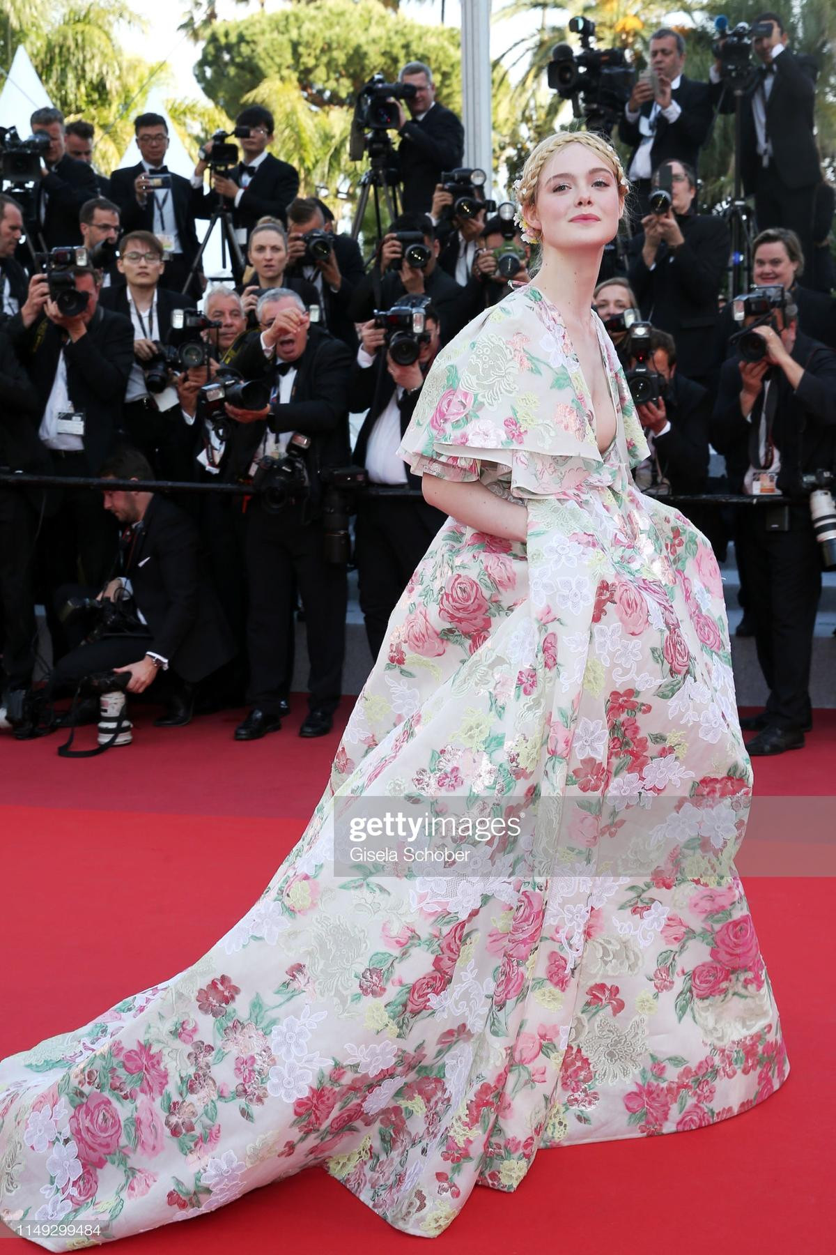 Thảm đỏ LHP Cannes 2019 ngày 2: Alessandra Ambrosio khoe vòng 1 hờ hững, Elle Fanning xinh nhưng liệu có nhạt? Ảnh 9