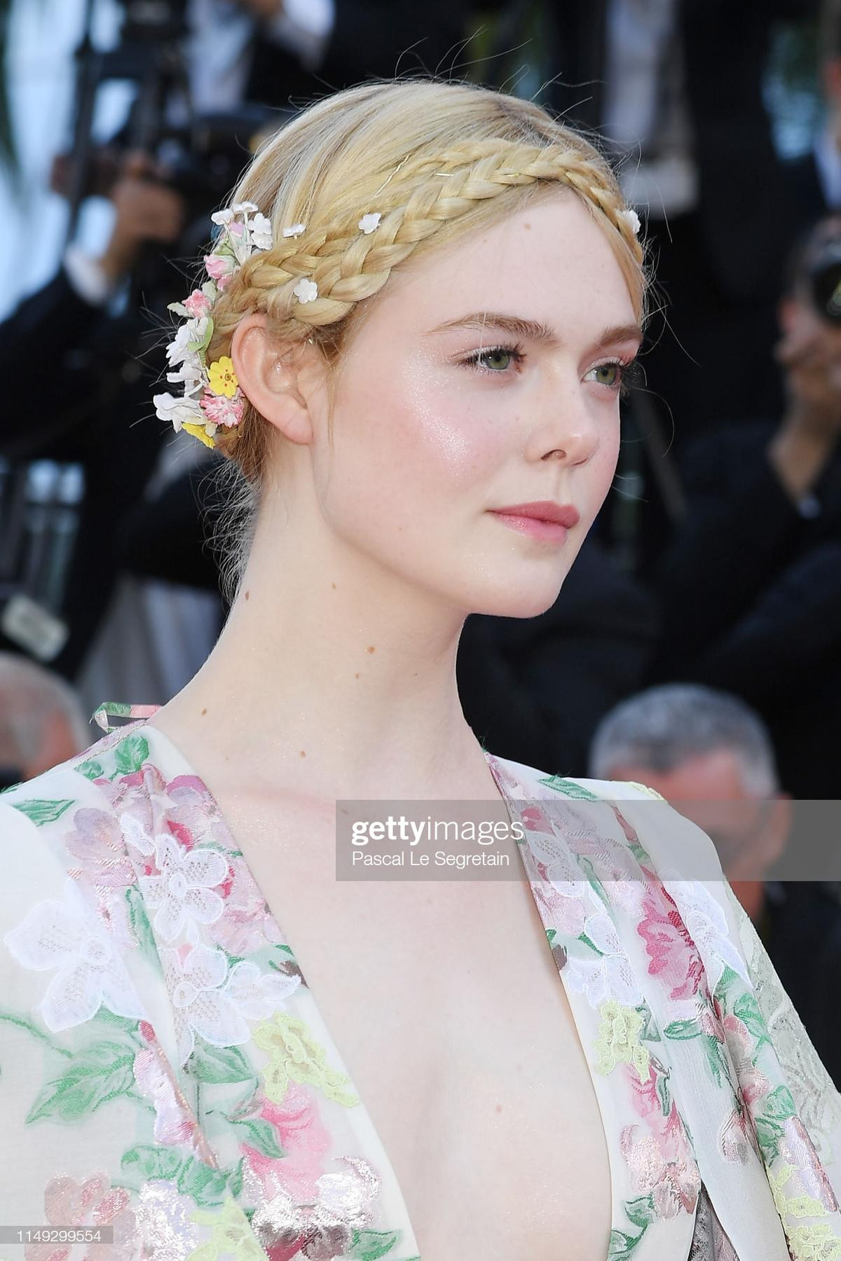 Thảm đỏ LHP Cannes 2019 ngày 2: Alessandra Ambrosio khoe vòng 1 hờ hững, Elle Fanning xinh nhưng liệu có nhạt? Ảnh 7