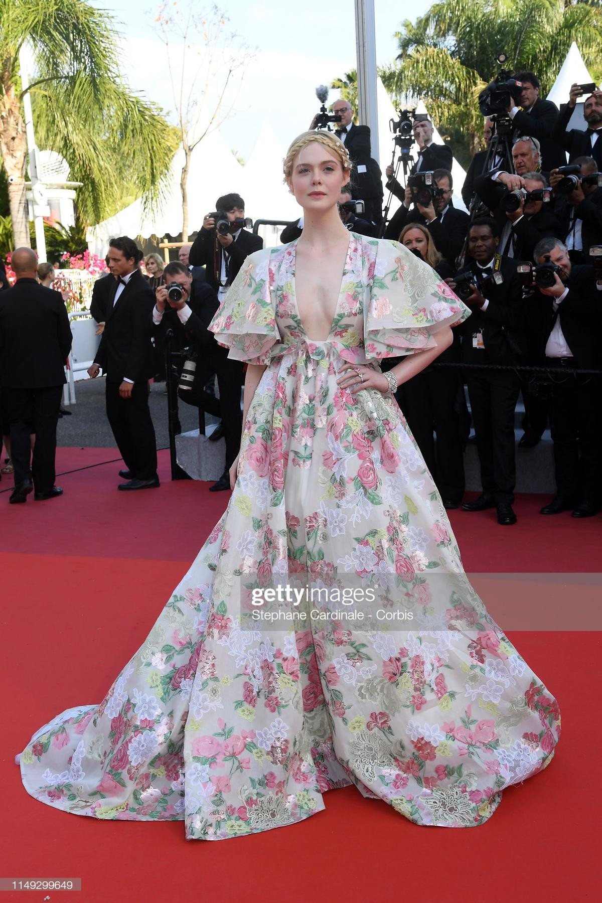 Thảm đỏ LHP Cannes 2019 ngày 2: Alessandra Ambrosio khoe vòng 1 hờ hững, Elle Fanning xinh nhưng liệu có nhạt? Ảnh 8