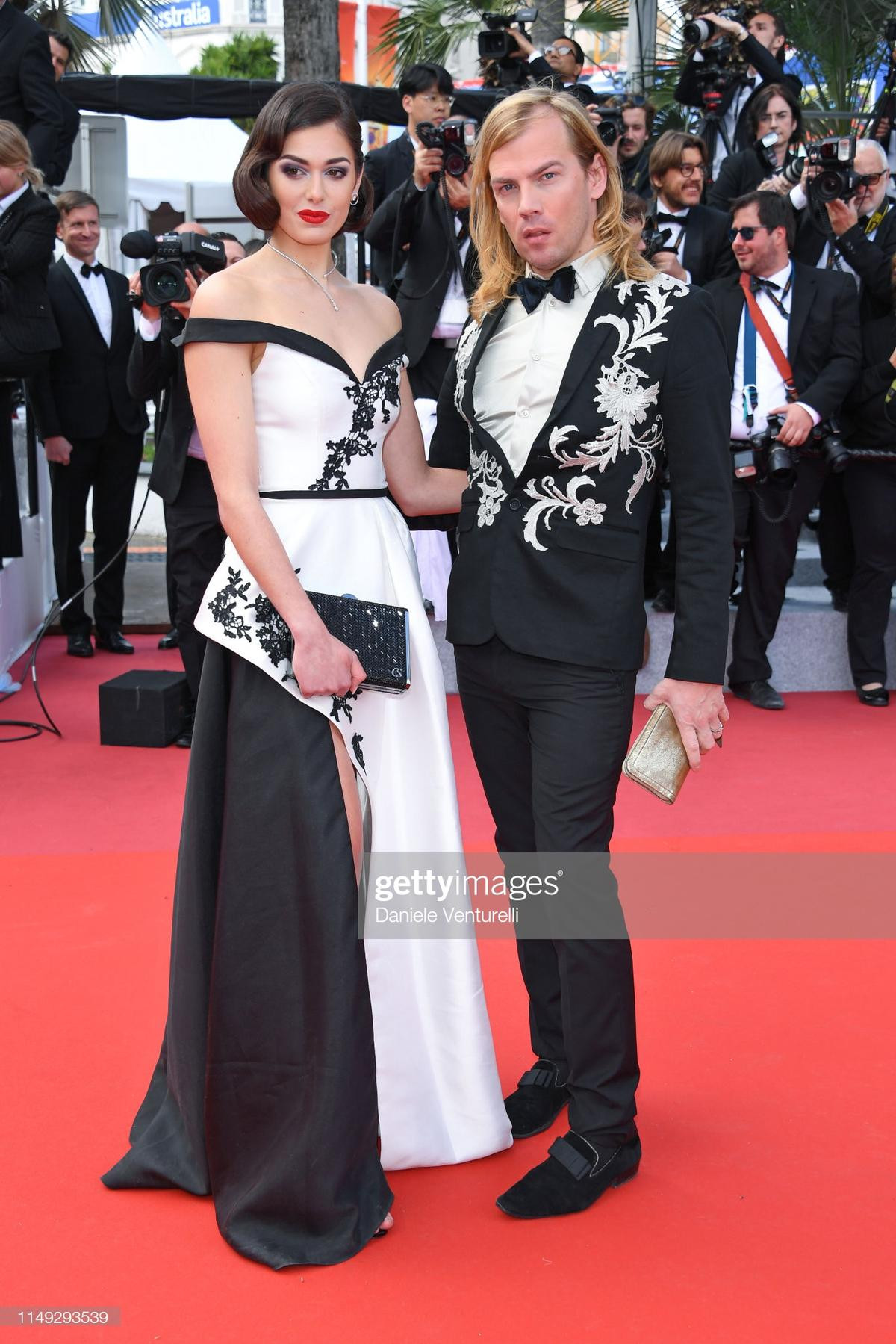 Thảm đỏ LHP Cannes 2019 ngày 2: Alessandra Ambrosio khoe vòng 1 hờ hững, Elle Fanning xinh nhưng liệu có nhạt? Ảnh 12