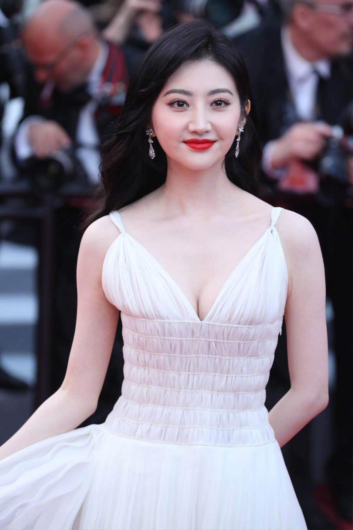 Thảm đỏ 'LHP Cannes 2019' ngày 2: Chompoo Araya lộ nội y, Cảnh Điềm khoe vòng 1 khủng Ảnh 12