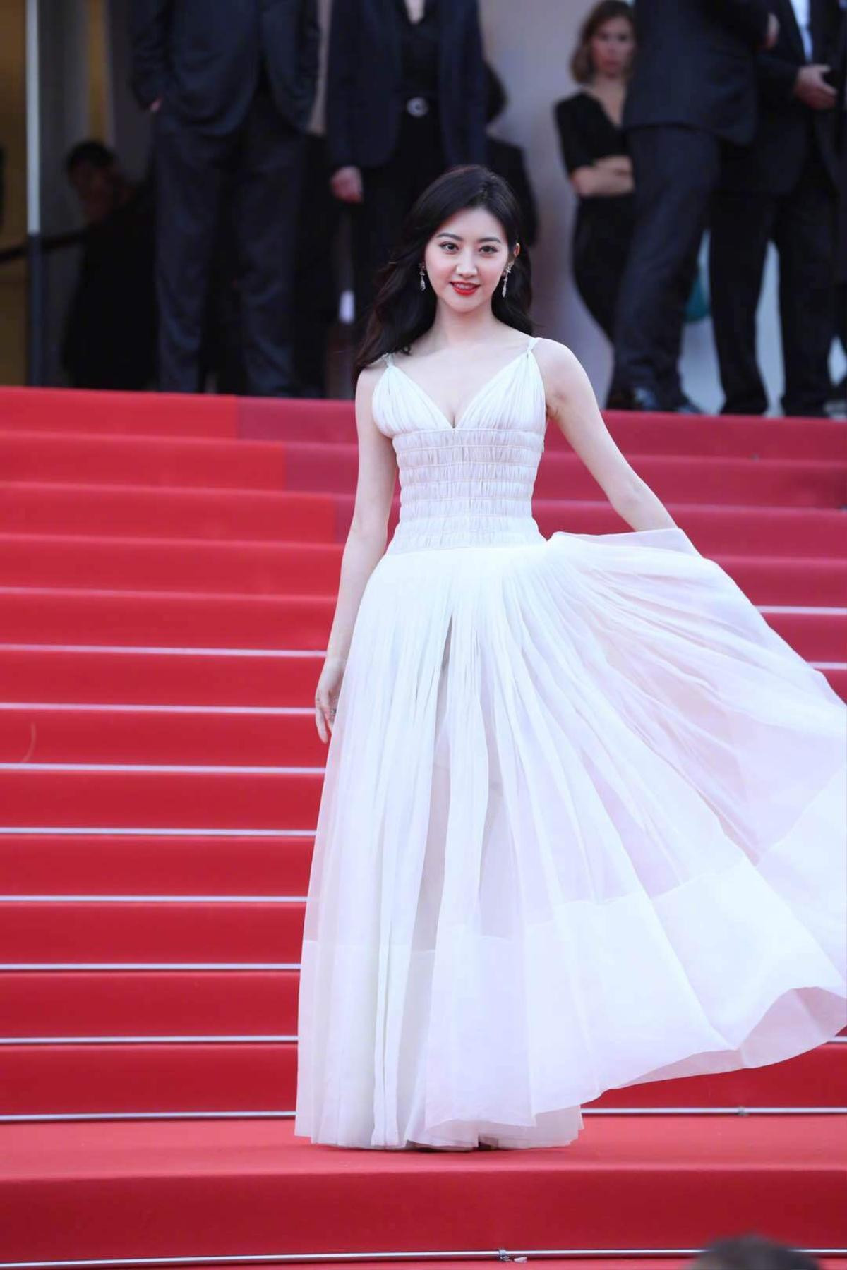 Thảm đỏ 'LHP Cannes 2019' ngày 2: Chompoo Araya lộ nội y, Cảnh Điềm khoe vòng 1 khủng Ảnh 8