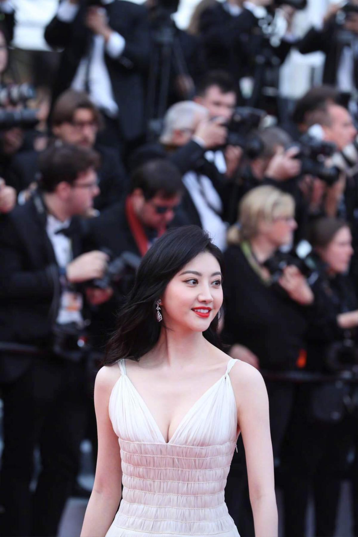 Thảm đỏ 'LHP Cannes 2019' ngày 2: Chompoo Araya lộ nội y, Cảnh Điềm khoe vòng 1 khủng Ảnh 13