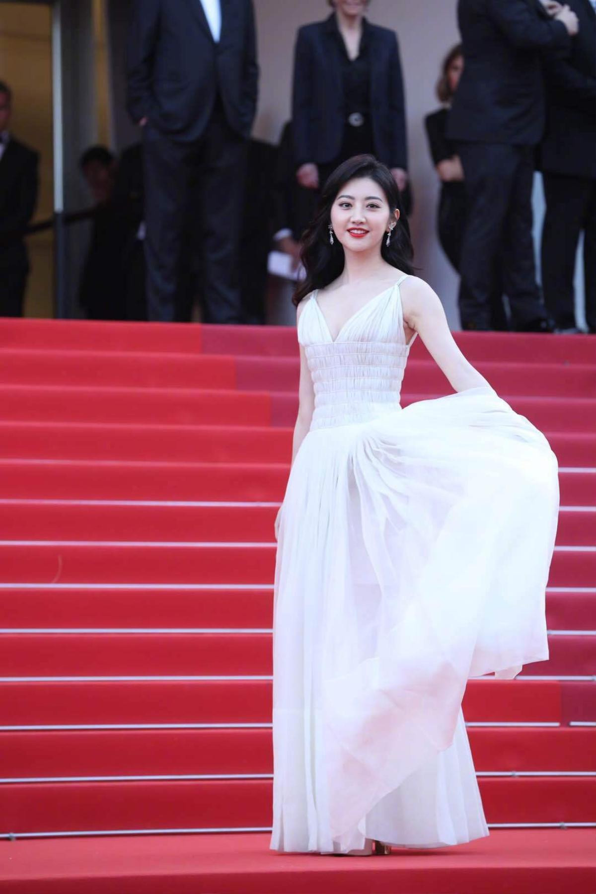 Thảm đỏ 'LHP Cannes 2019' ngày 2: Chompoo Araya lộ nội y, Cảnh Điềm khoe vòng 1 khủng Ảnh 7