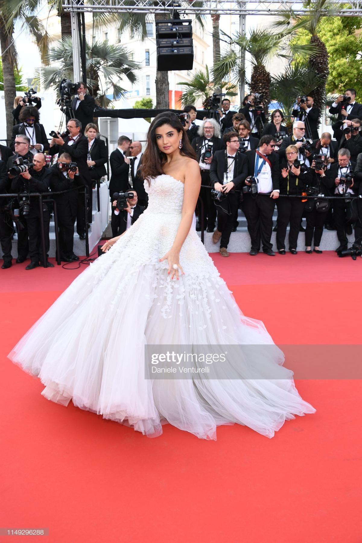 Thảm đỏ LHP Cannes 2019 ngày 2: Alessandra Ambrosio khoe vòng 1 hờ hững, Elle Fanning xinh nhưng liệu có nhạt? Ảnh 31