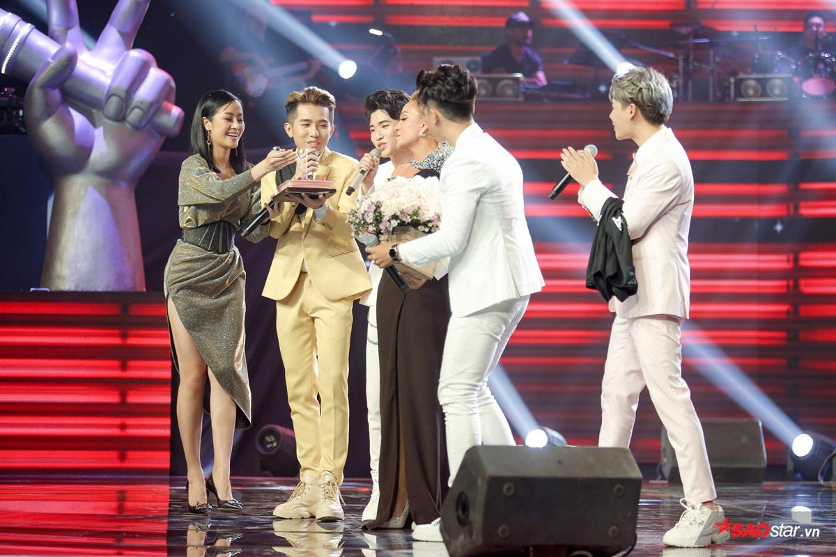 MC Phí Linh: Người 'cân' mọi khoảnh khắc drama lẫn loạt tiết mục đỉnh của The Voice 2019 Ảnh 5