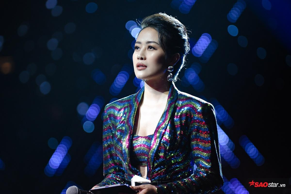 MC Phí Linh: Người 'cân' mọi khoảnh khắc drama lẫn loạt tiết mục đỉnh của The Voice 2019 Ảnh 8