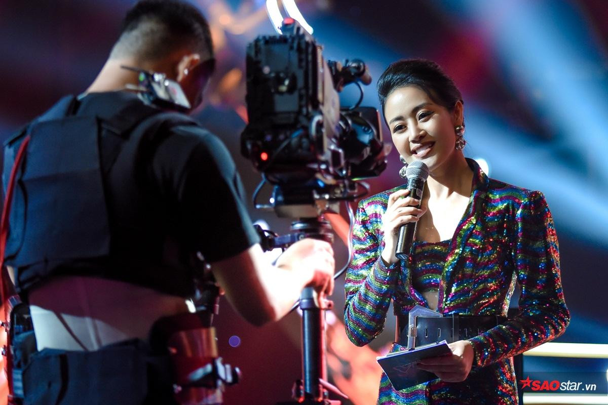 MC Phí Linh: Người 'cân' mọi khoảnh khắc drama lẫn loạt tiết mục đỉnh của The Voice 2019 Ảnh 1