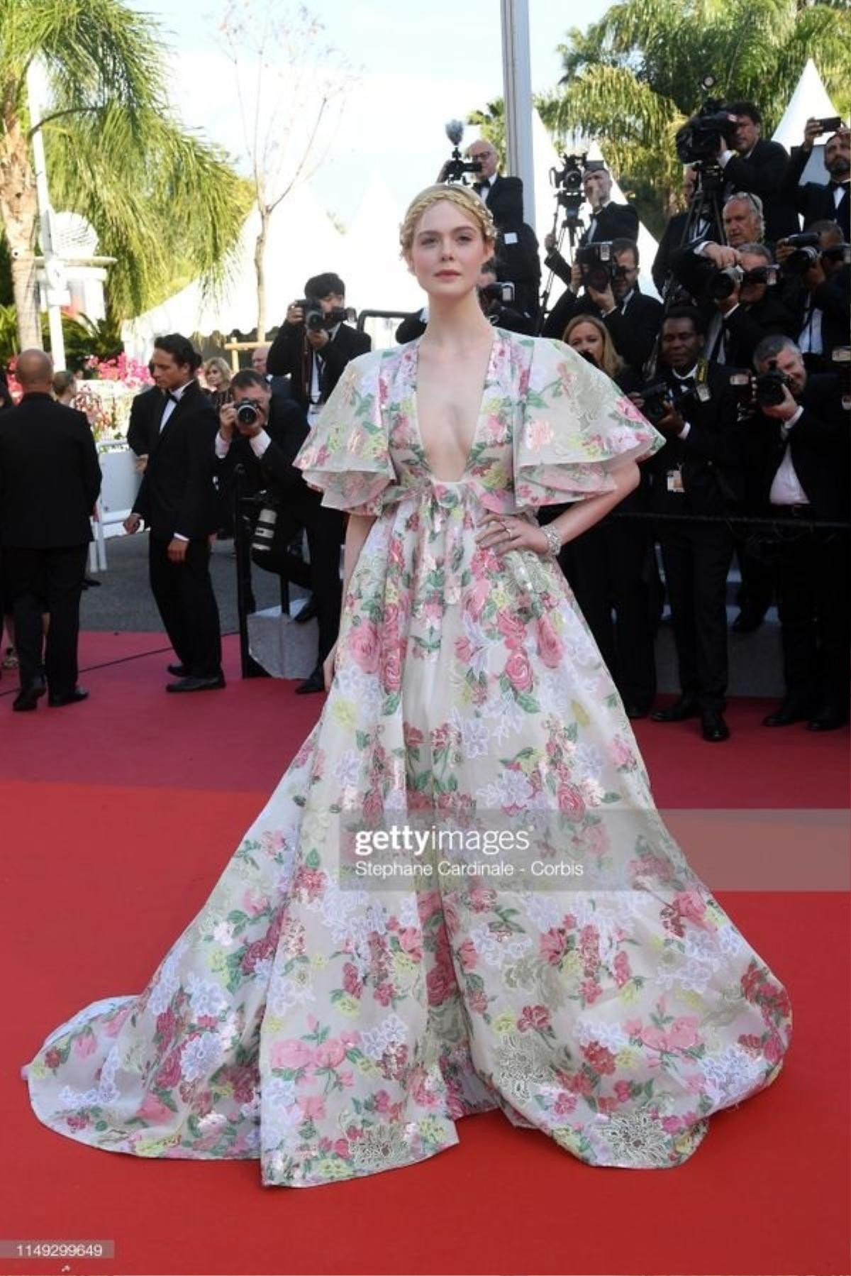 Nàng tiên Elle Fanning mặc váy hoa bồng bềnh, xẻ ngực sâu thăm thẳm trên thảm đỏ Cannes Ảnh 2