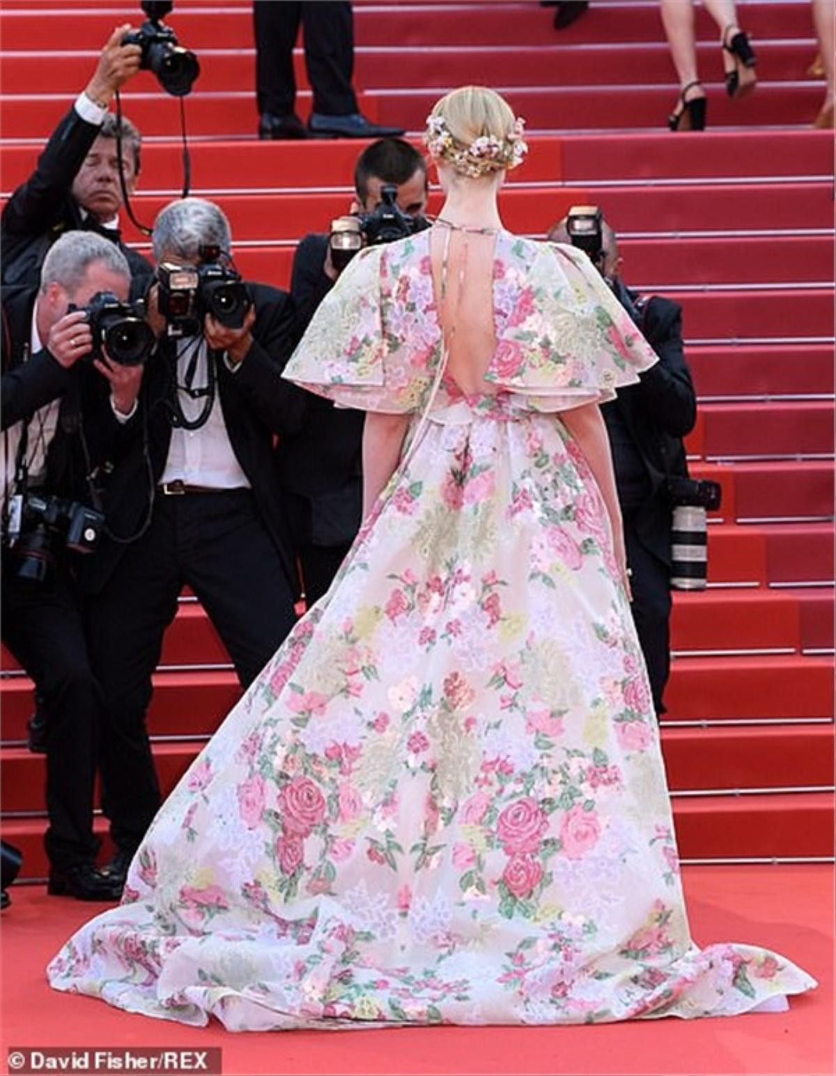 Nàng tiên Elle Fanning mặc váy hoa bồng bềnh, xẻ ngực sâu thăm thẳm trên thảm đỏ Cannes Ảnh 4