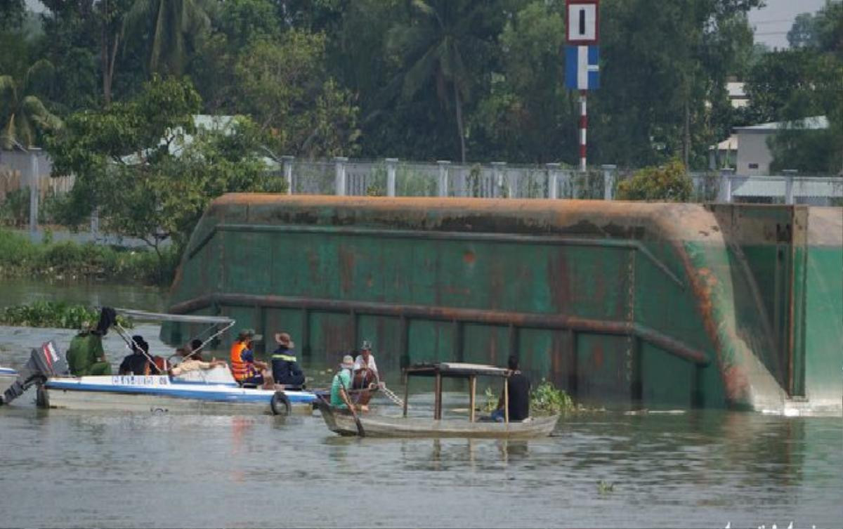 Lật sà lan trên sông Vàm Cỏ Đông: 1 người chết, 1 người mất tích Ảnh 1