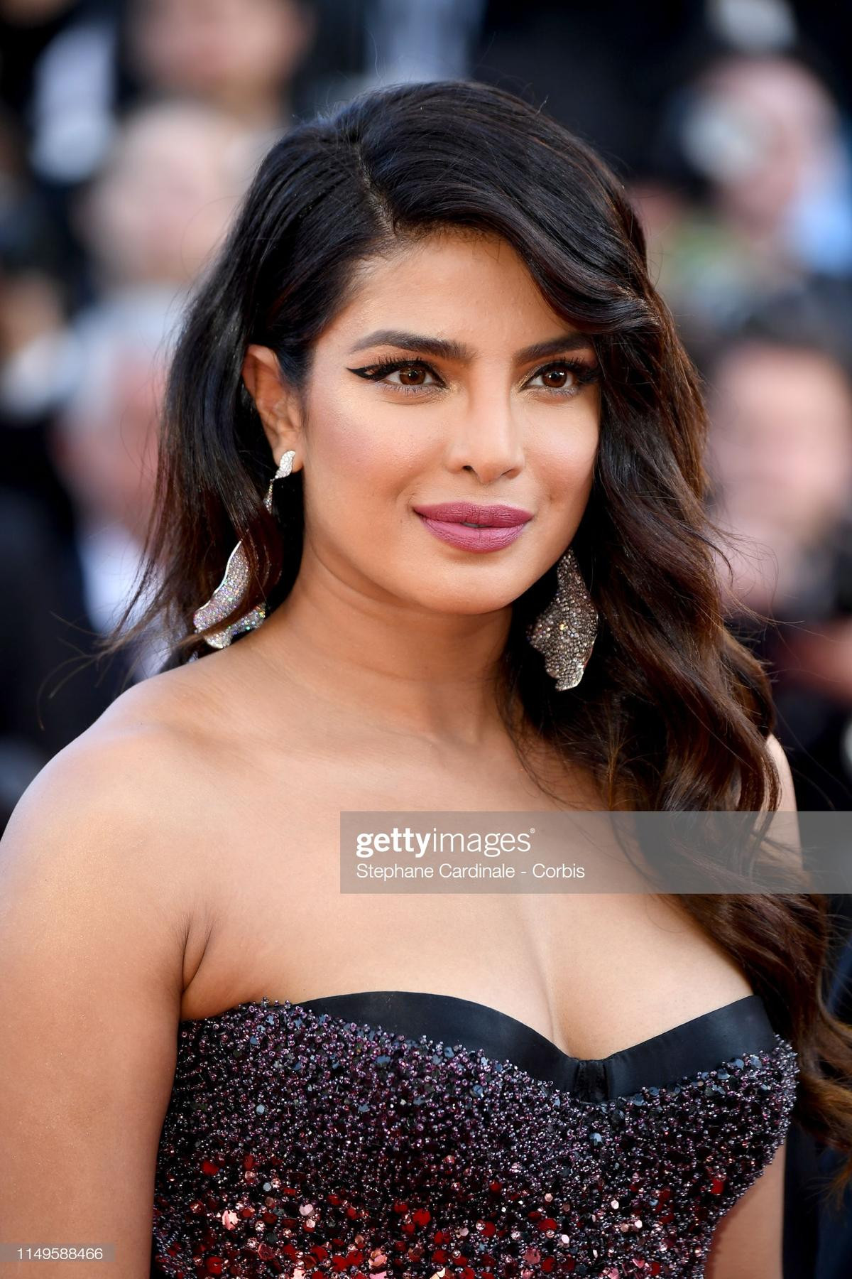 Thảm đỏ LHP Cannes 2019 ngày 3: Richard Madden và Taron Egerton gây sốt với biểu cảm cực hài, Hoa hậu Priyanka Chopra nổi bật với vòng 1 'khủng' Ảnh 11