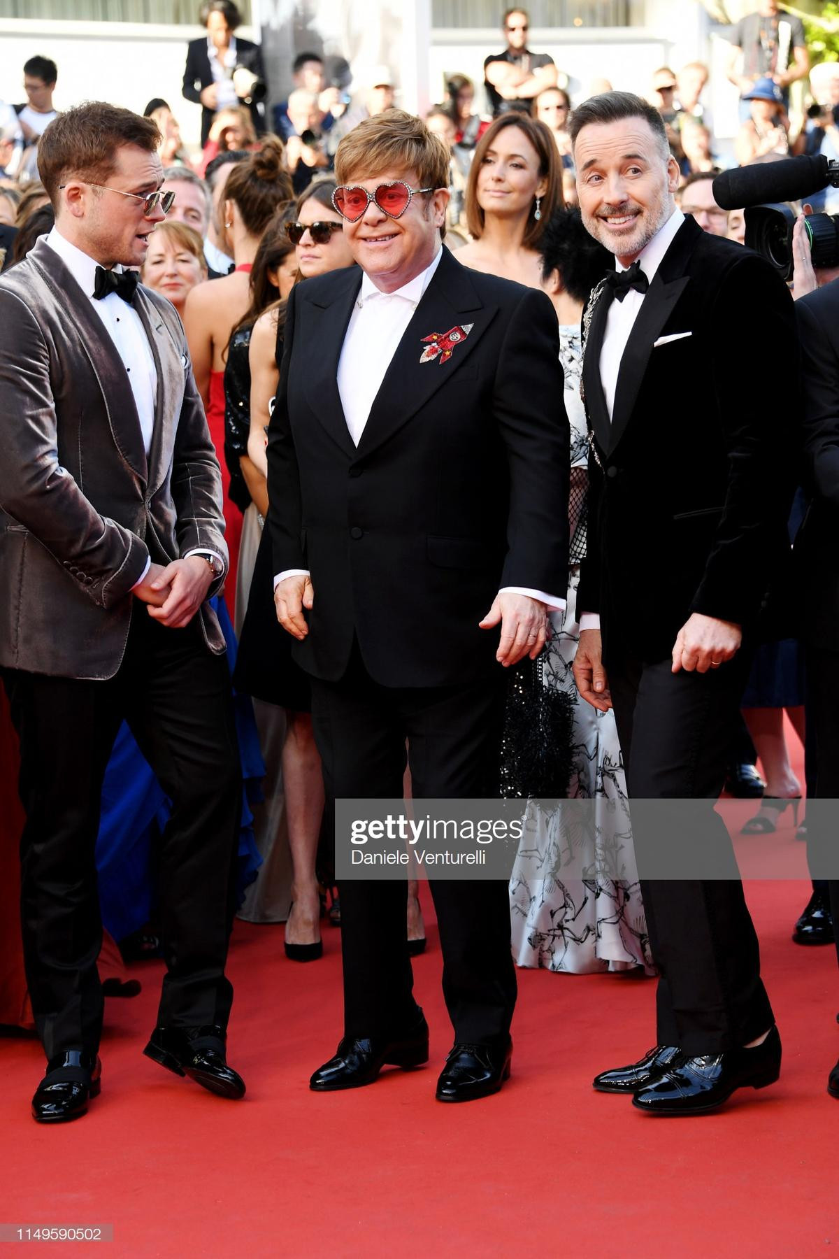 Thảm đỏ LHP Cannes 2019 ngày 3: Richard Madden và Taron Egerton gây sốt với biểu cảm cực hài, Hoa hậu Priyanka Chopra nổi bật với vòng 1 'khủng' Ảnh 2