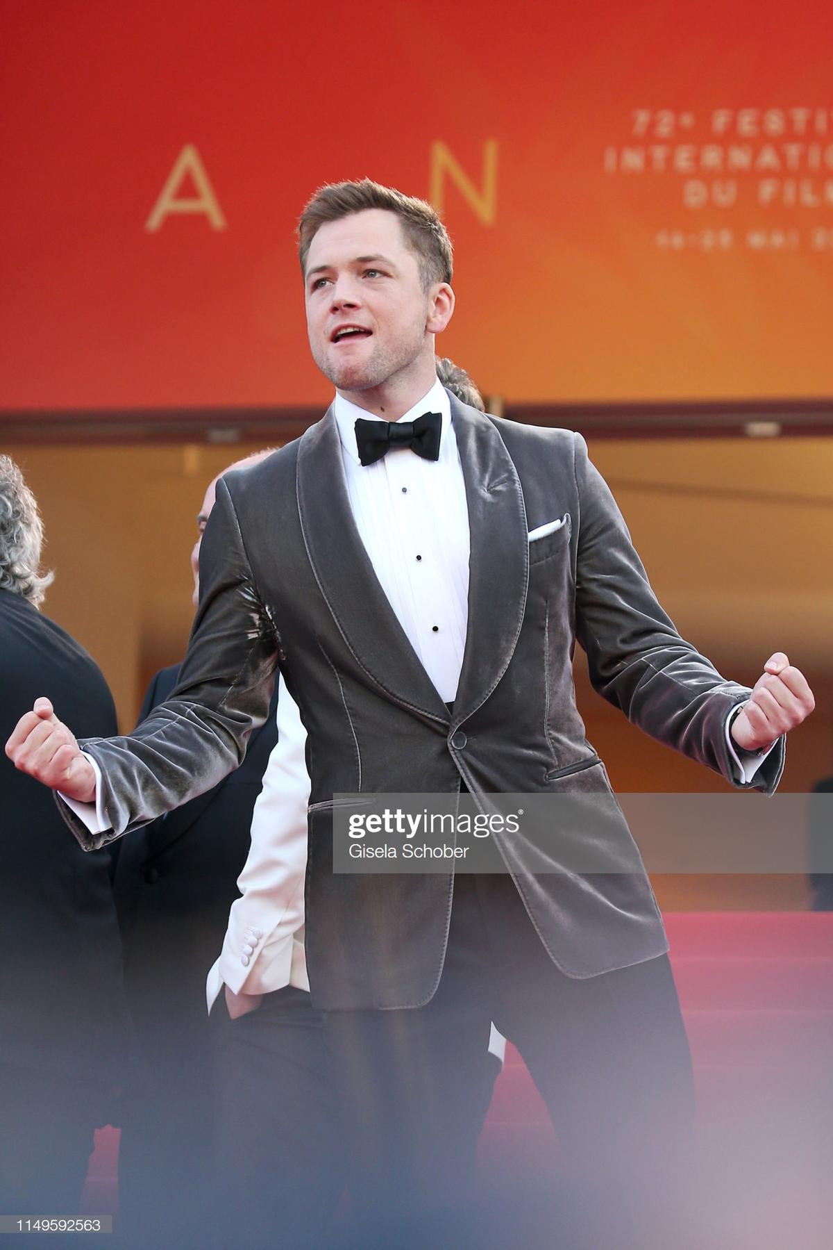 Thảm đỏ LHP Cannes 2019 ngày 3: Richard Madden và Taron Egerton gây sốt với biểu cảm cực hài, Hoa hậu Priyanka Chopra nổi bật với vòng 1 'khủng' Ảnh 4