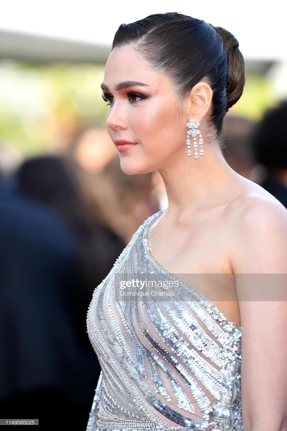 Thảm đỏ LHP Cannes 2019 ngày 3: HLV The Face Thái lấn lướt Chompoo Araya, Hoa hậu thế giới Ấn Độ đẹp xuất sắc Ảnh 2