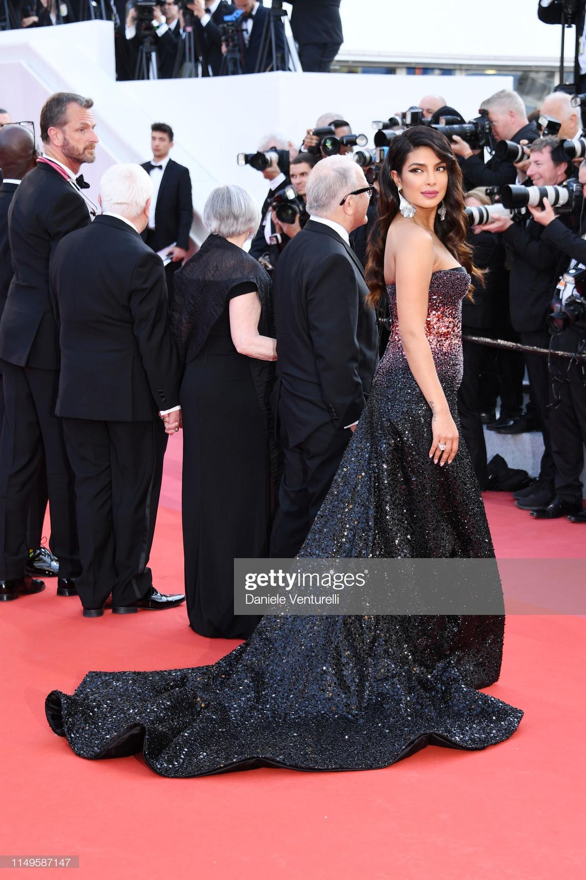 Thảm đỏ LHP Cannes 2019 ngày 3: HLV The Face Thái lấn lướt Chompoo Araya, Hoa hậu thế giới Ấn Độ đẹp xuất sắc Ảnh 11