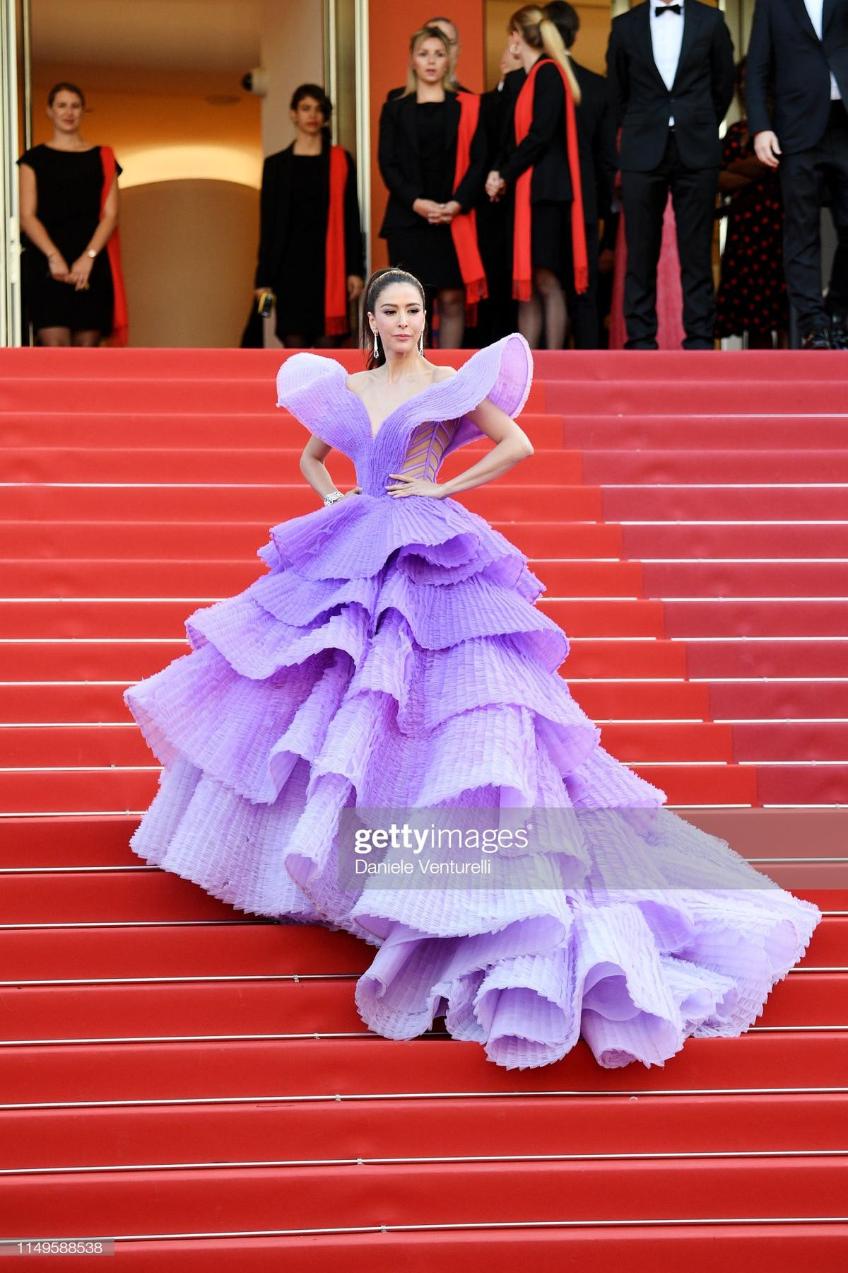 Thảm đỏ LHP Cannes 2019 ngày 3: HLV The Face Thái lấn lướt Chompoo Araya, Hoa hậu thế giới Ấn Độ đẹp xuất sắc Ảnh 7