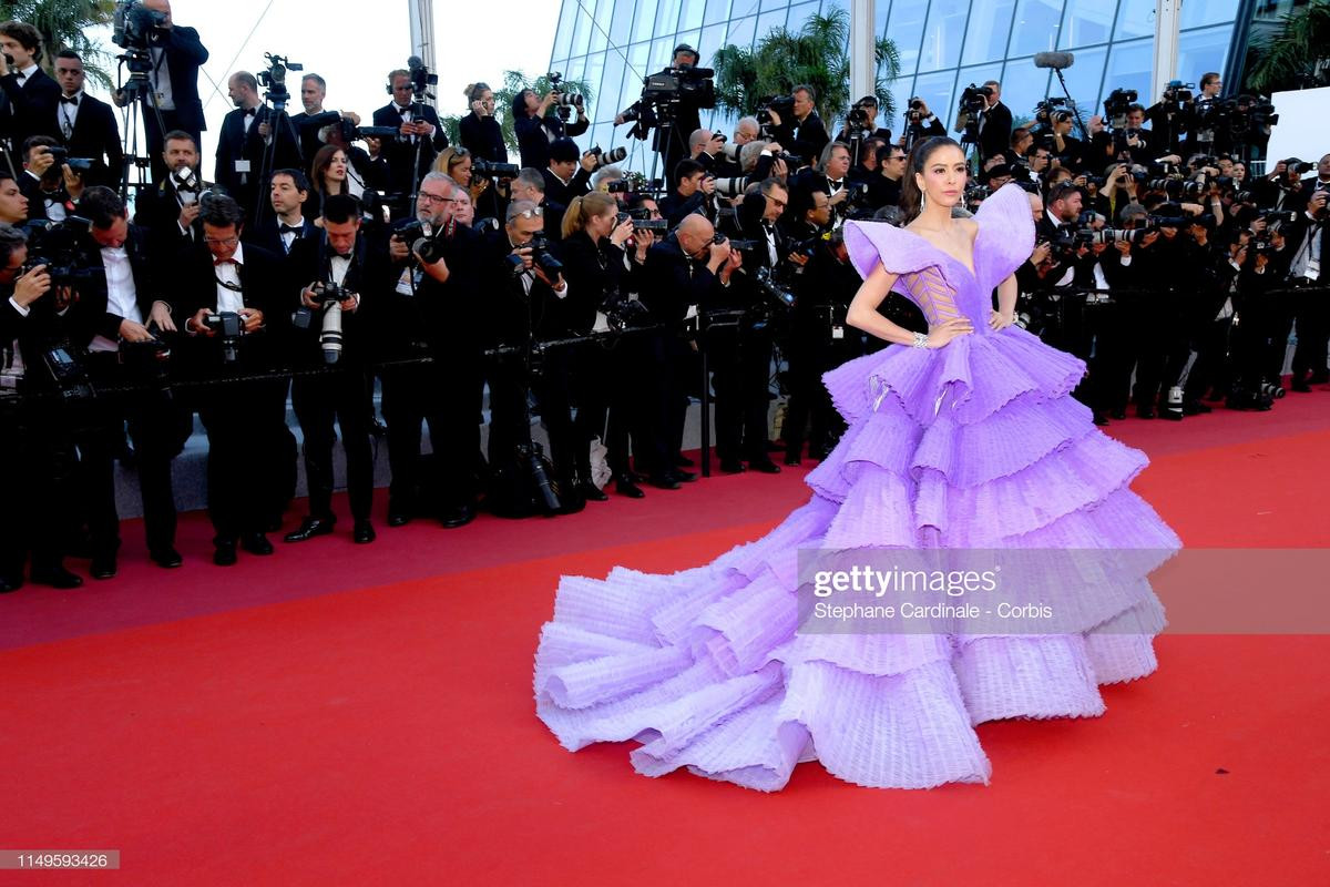 Thảm đỏ LHP Cannes 2019 ngày 3: HLV The Face Thái lấn lướt Chompoo Araya, Hoa hậu thế giới Ấn Độ đẹp xuất sắc Ảnh 4