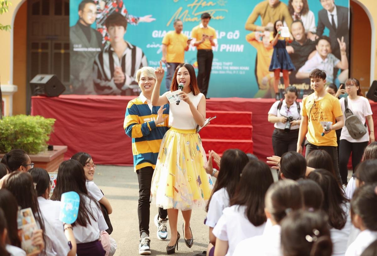 Hoàng Oanh bất ngờ được 'tỏ tình' tại schooltour, bật mí về người đàn ông 'trong mơ' của mình Ảnh 8