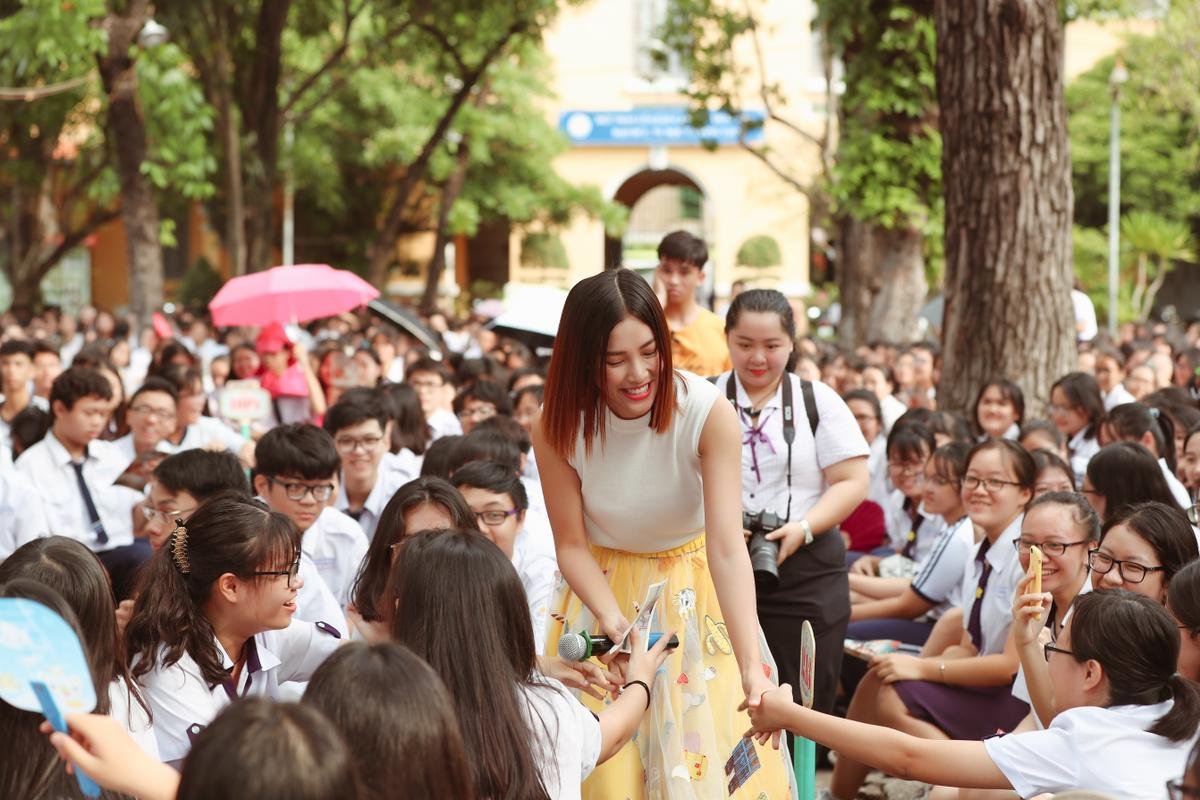 Hoàng Oanh bất ngờ được 'tỏ tình' tại schooltour, bật mí về người đàn ông 'trong mơ' của mình Ảnh 6