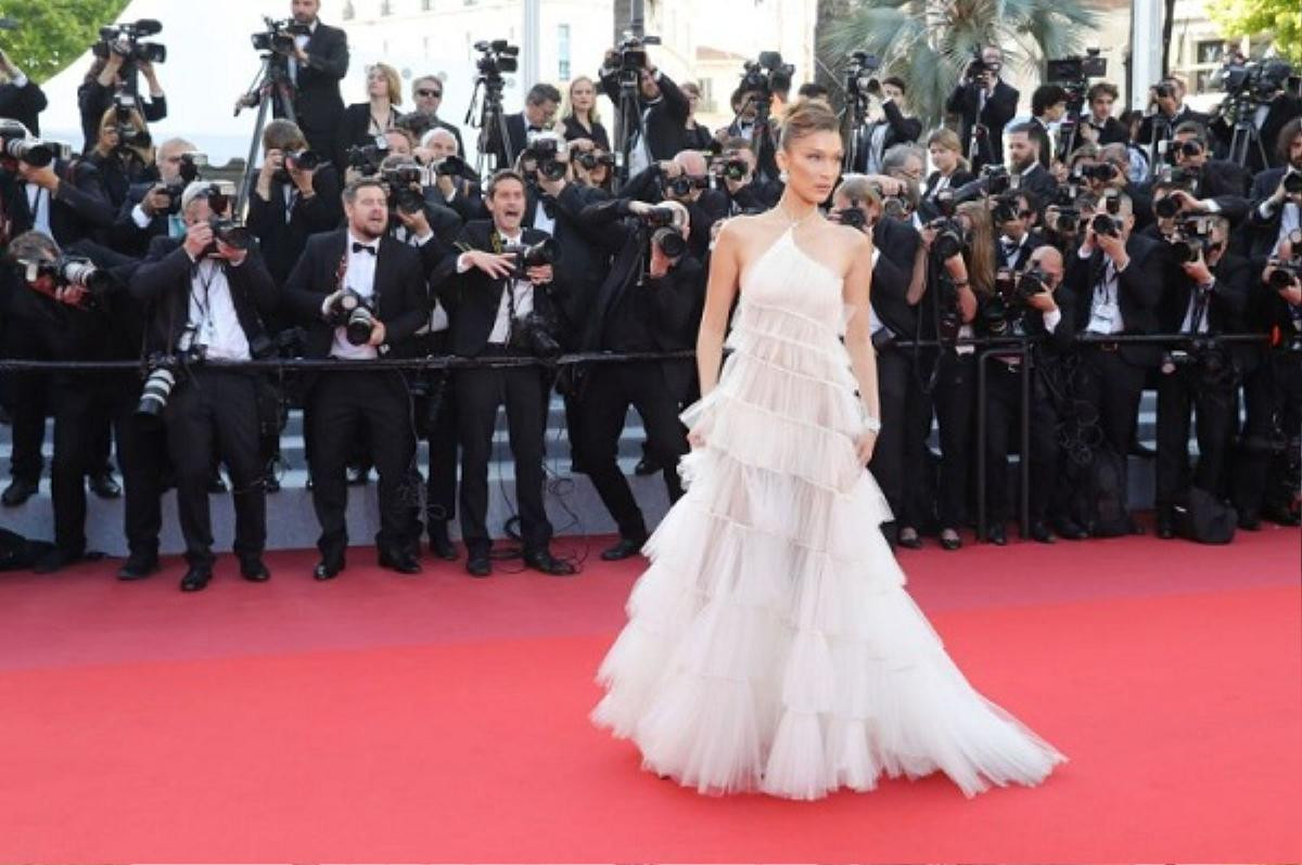 Siêu mẫu Bella Hadid hóa thiên nga chiếm toàn bộ spotlight trên thảm đỏ Cannes ngày 3 Ảnh 2