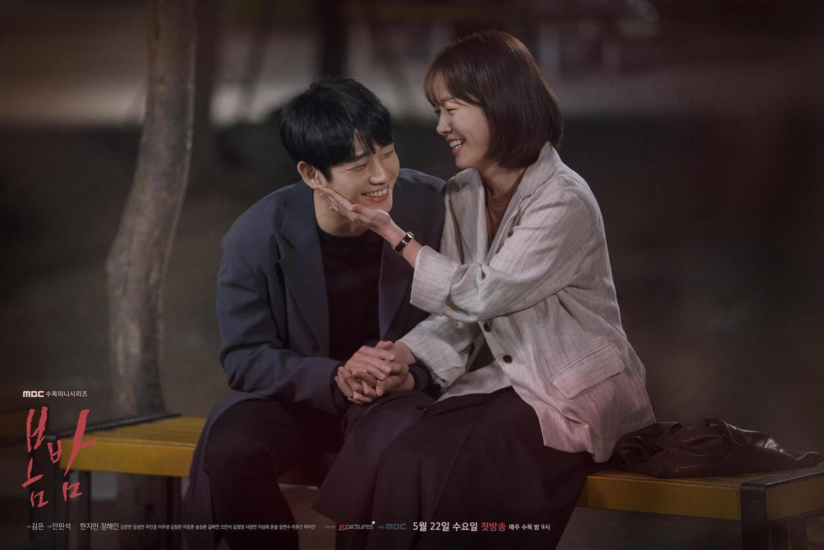 Giữa tin So Ji Sub hẹn hò, Han Ji Min thân mật với Jung Hae In trong poster mới của 'One Spring Night' Ảnh 2