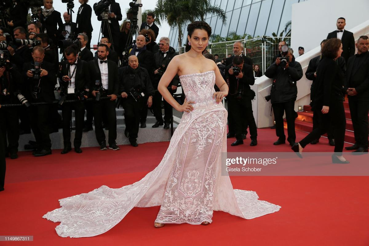 Thảm đỏ LHP Cannes 2019 ngày 4: Hofit Golan mặc váy xuyên thấu lộ nhũ hoa, Anja Rubik khoe vòng 1 hờ hững Ảnh 11