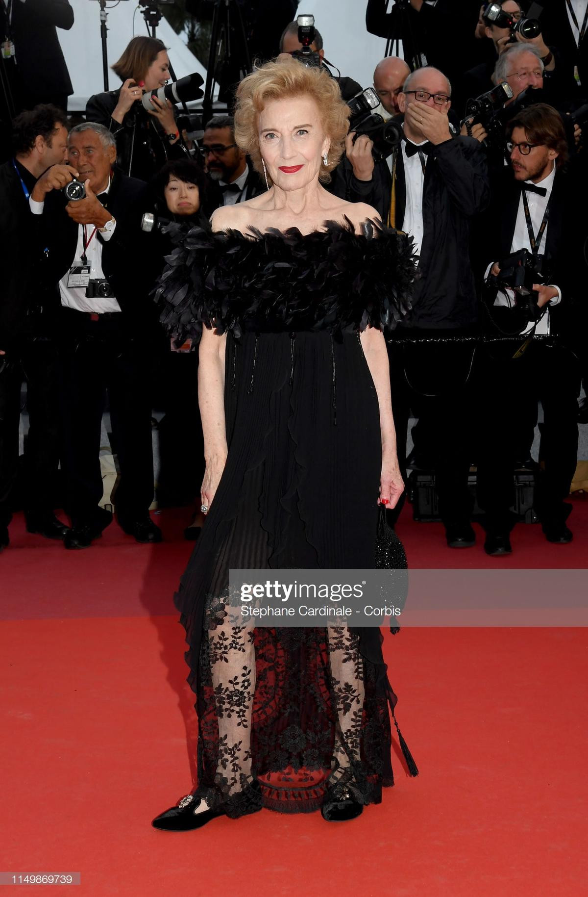 Thảm đỏ LHP Cannes 2019 ngày 4: Hofit Golan mặc váy xuyên thấu lộ nhũ hoa, Anja Rubik khoe vòng 1 hờ hững Ảnh 15