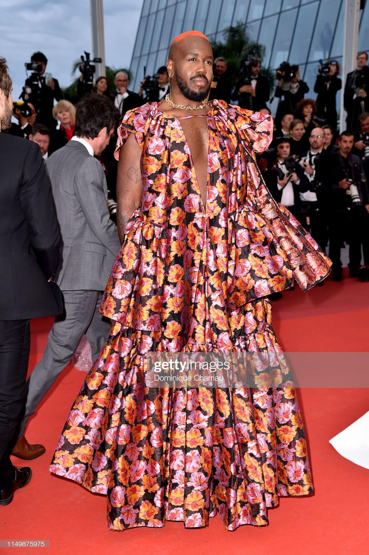 Thảm đỏ LHP Cannes 2019 ngày 4: Hofit Golan mặc váy xuyên thấu lộ nhũ hoa, Anja Rubik khoe vòng 1 hờ hững Ảnh 9