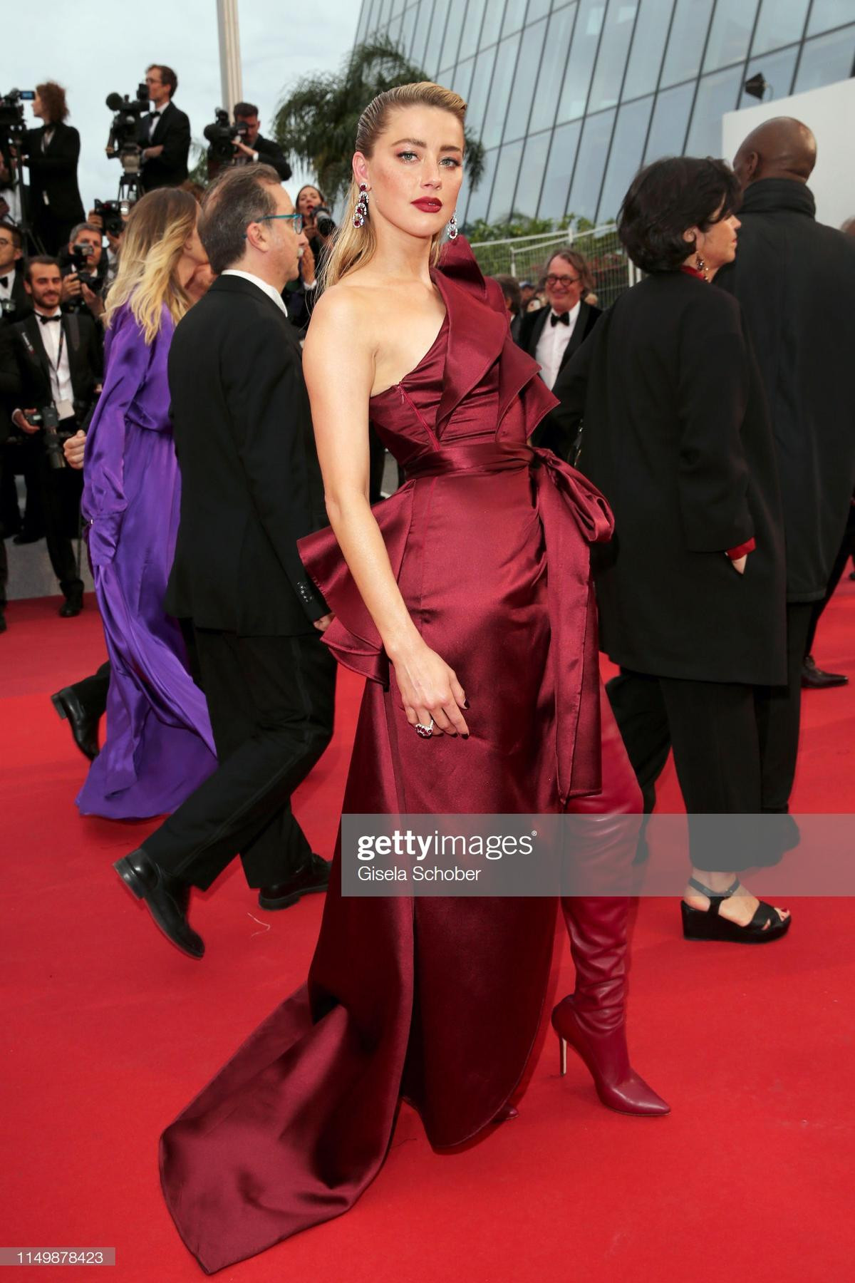 Thảm đỏ LHP Cannes 2019 ngày 4: Hofit Golan mặc váy xuyên thấu lộ nhũ hoa, Anja Rubik khoe vòng 1 hờ hững Ảnh 18