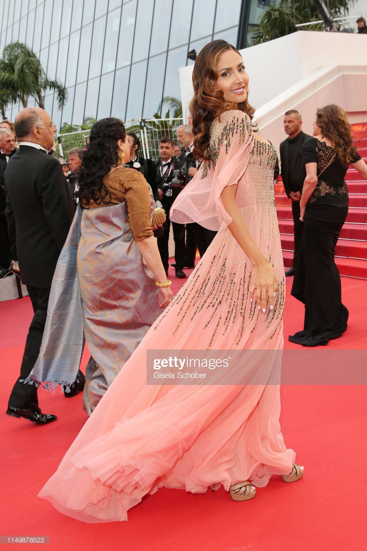 Thảm đỏ LHP Cannes 2019 ngày 4: Hofit Golan mặc váy xuyên thấu lộ nhũ hoa, Anja Rubik khoe vòng 1 hờ hững Ảnh 23