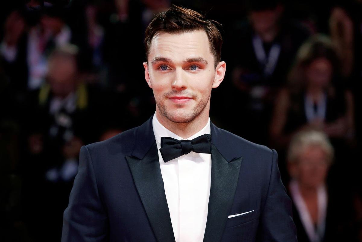 Robert Pattinson chưa chắc đã trở thành Batman vì đối thủ nặng ký không kém là Nicholas Hoult Ảnh 2