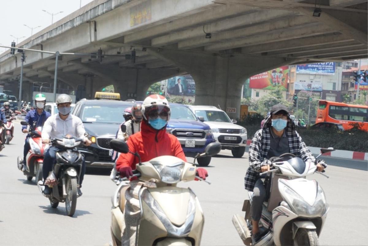 Người Hà Nội vật vã trong nắng đỉnh điểm hơn 40 độ C: Vượt đèn đỏ, né bụi cây để tránh nóng Ảnh 1