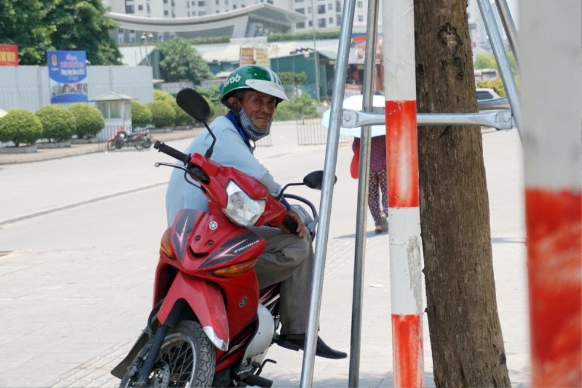 Người Hà Nội vật vã trong nắng đỉnh điểm hơn 40 độ C: Vượt đèn đỏ, né bụi cây để tránh nóng Ảnh 15