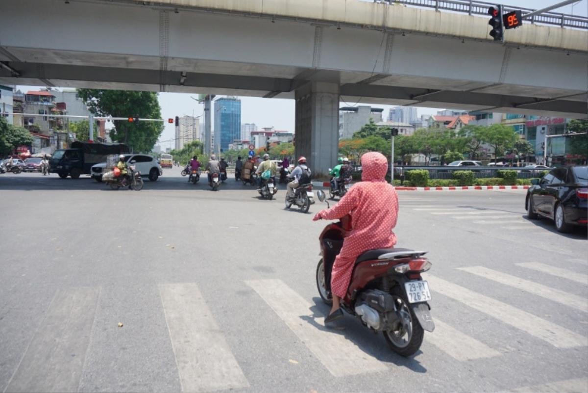 Người Hà Nội vật vã trong nắng đỉnh điểm hơn 40 độ C: Vượt đèn đỏ, né bụi cây để tránh nóng Ảnh 17