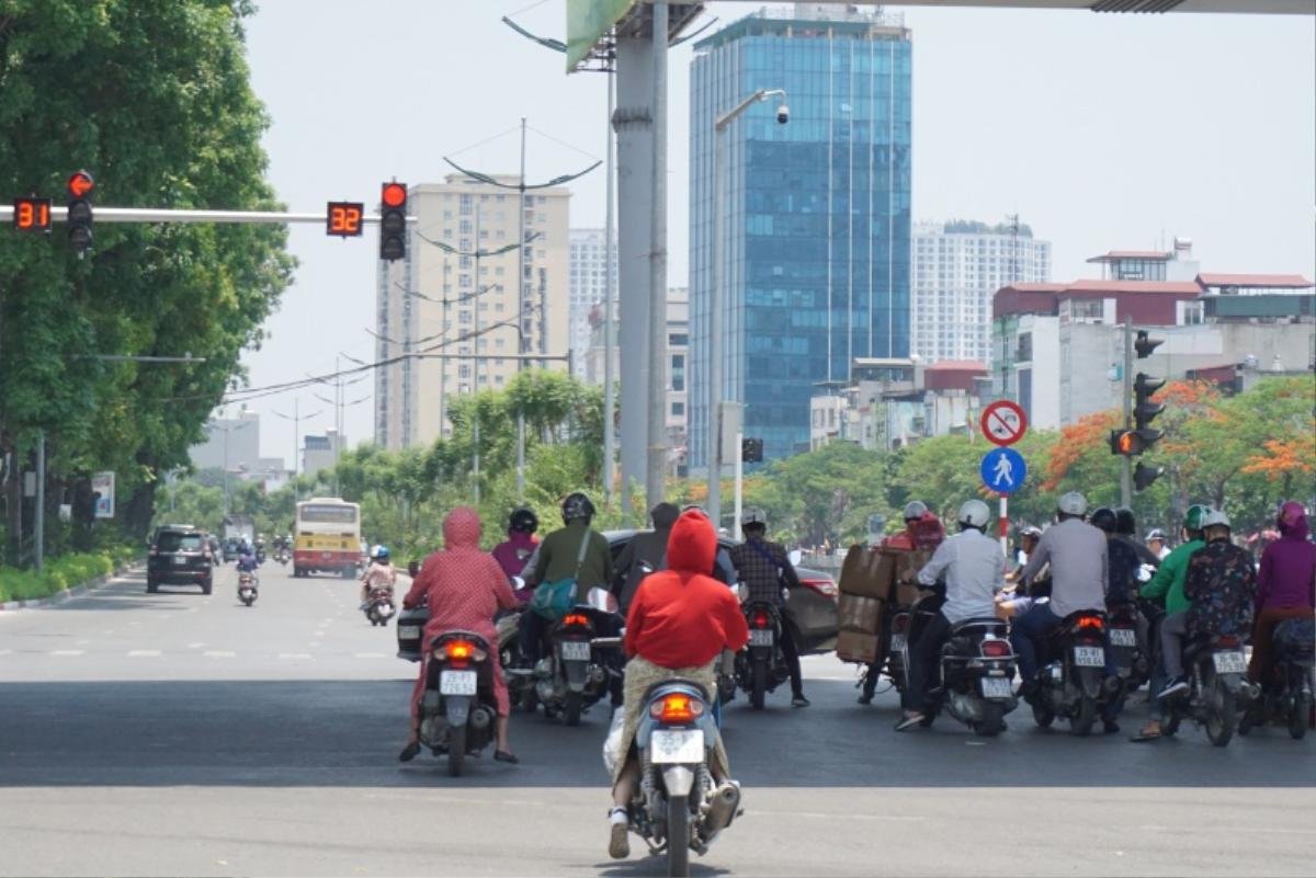 Người Hà Nội vật vã trong nắng đỉnh điểm hơn 40 độ C: Vượt đèn đỏ, né bụi cây để tránh nóng Ảnh 18