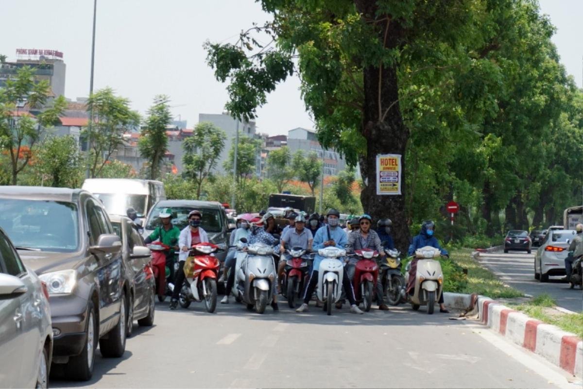 Người Hà Nội vật vã trong nắng đỉnh điểm hơn 40 độ C: Vượt đèn đỏ, né bụi cây để tránh nóng Ảnh 20