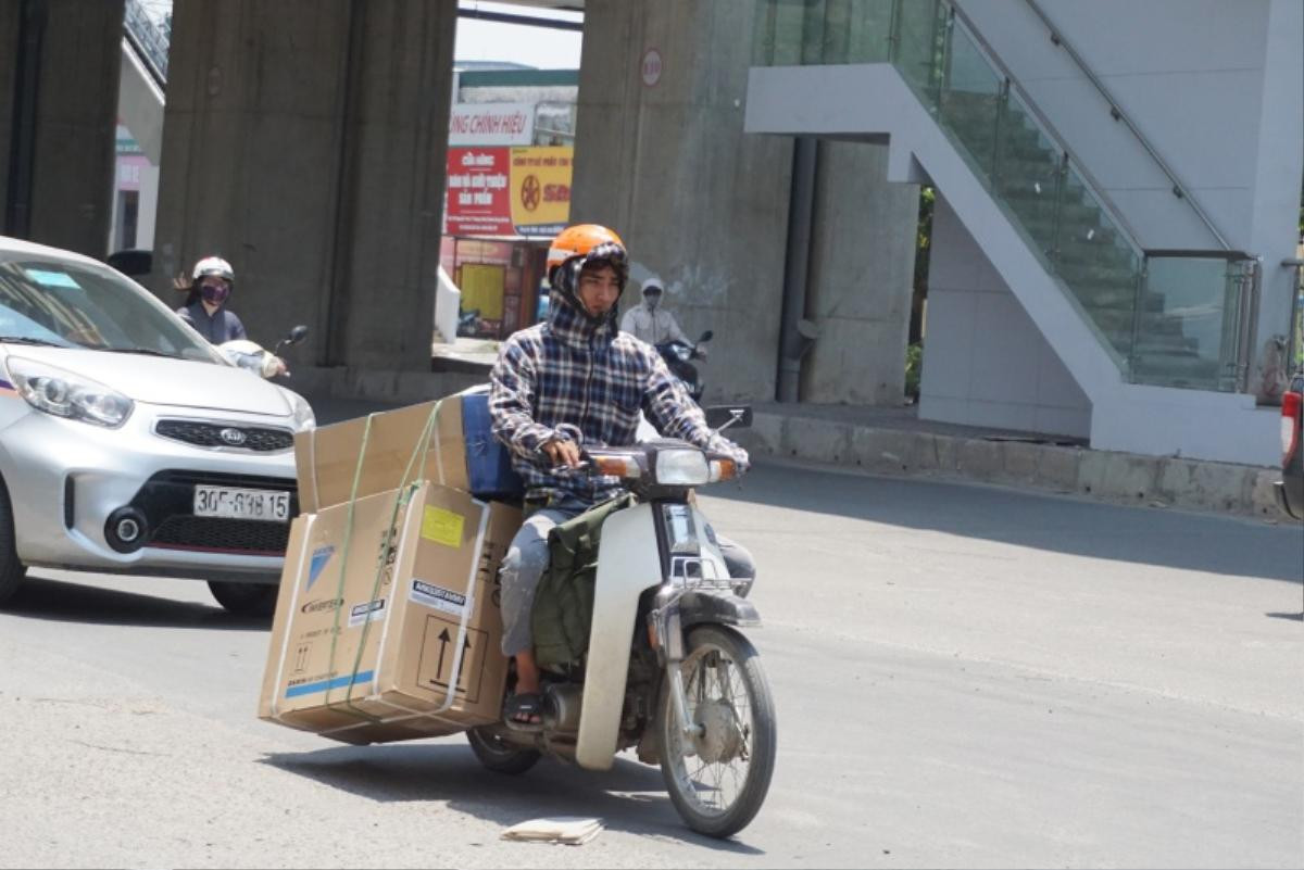 Thợ điều hoà ‘hốt bạc’, làm việc hết công suất vào mùa Hà Nội nắng nóng đỉnh điểm hơn 40 độ C Ảnh 1