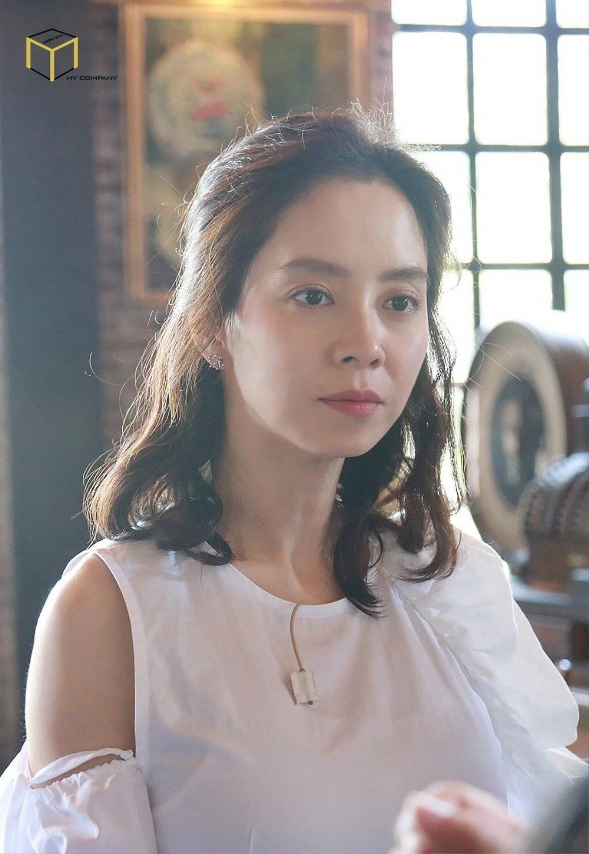 'Mợ ngố' Song Ji Hyo trẻ đẹp tỏa sáng ở tuổi 37, khi nào mới chịu 'yên bề gia thất'? Ảnh 1